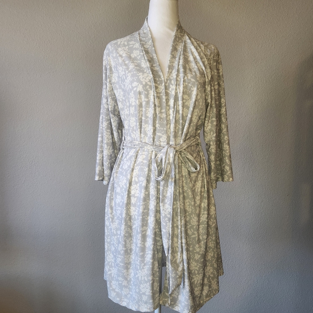 Marilyn Monroe Intimates Robe Size M Gray and White Floral Soft
